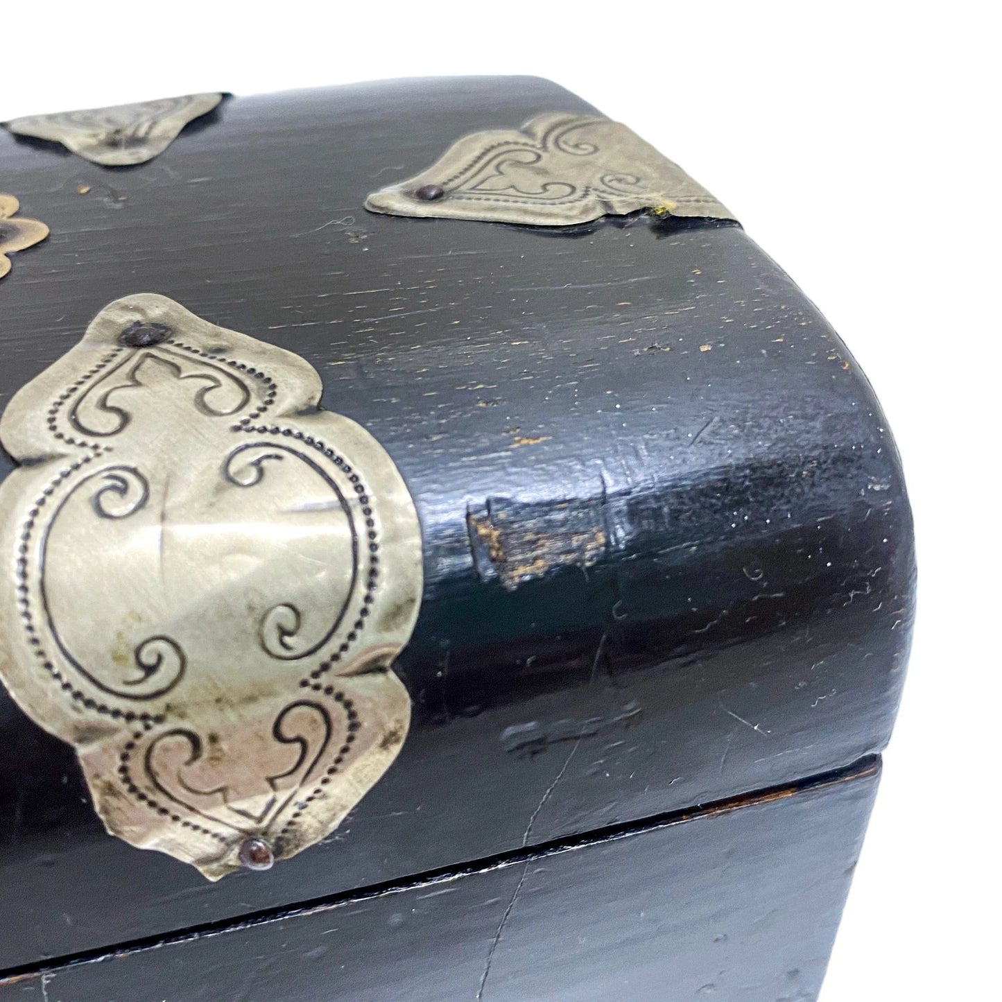 Mid-Victorian domed casket 2-section tea caddy withvglass tumblers and brass plaques