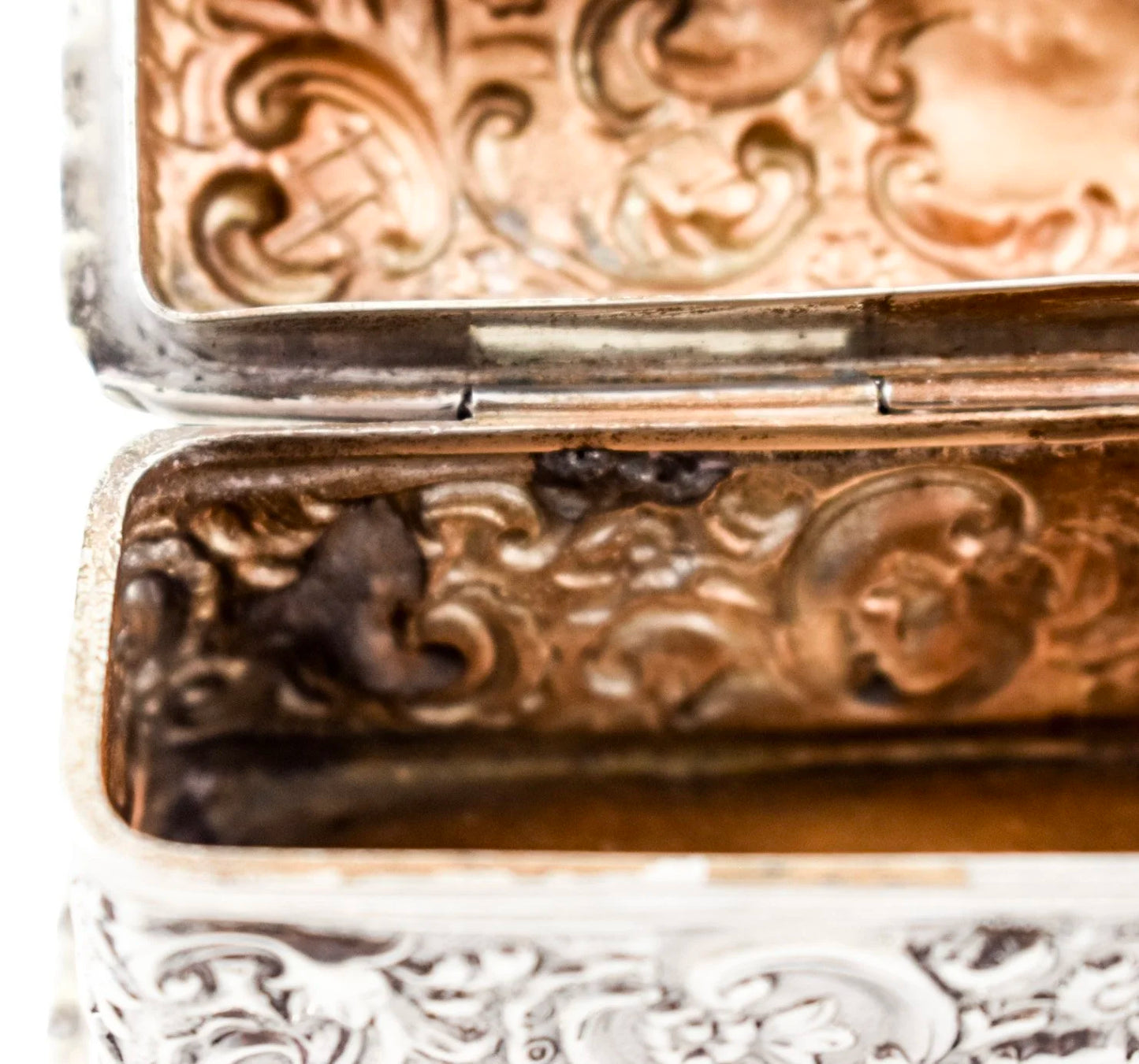 Victorian sterling silver dressing table snuff box embossed with Art Nouveau scrolls