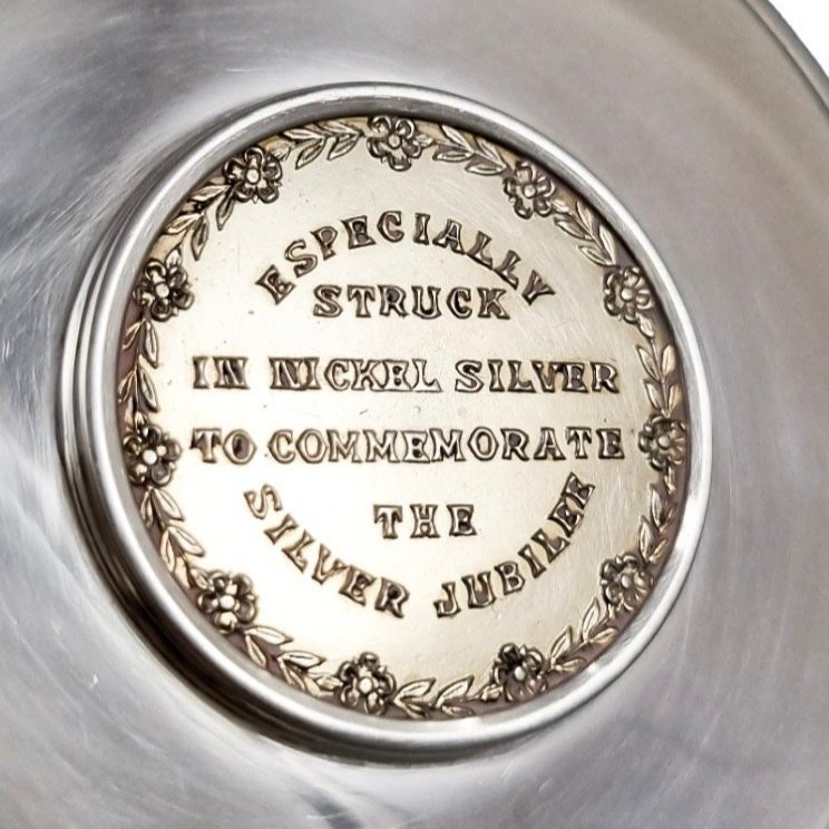 Sterling silver coin pin dish for Queen Elizabeth II's Silver Jubilee, 1977