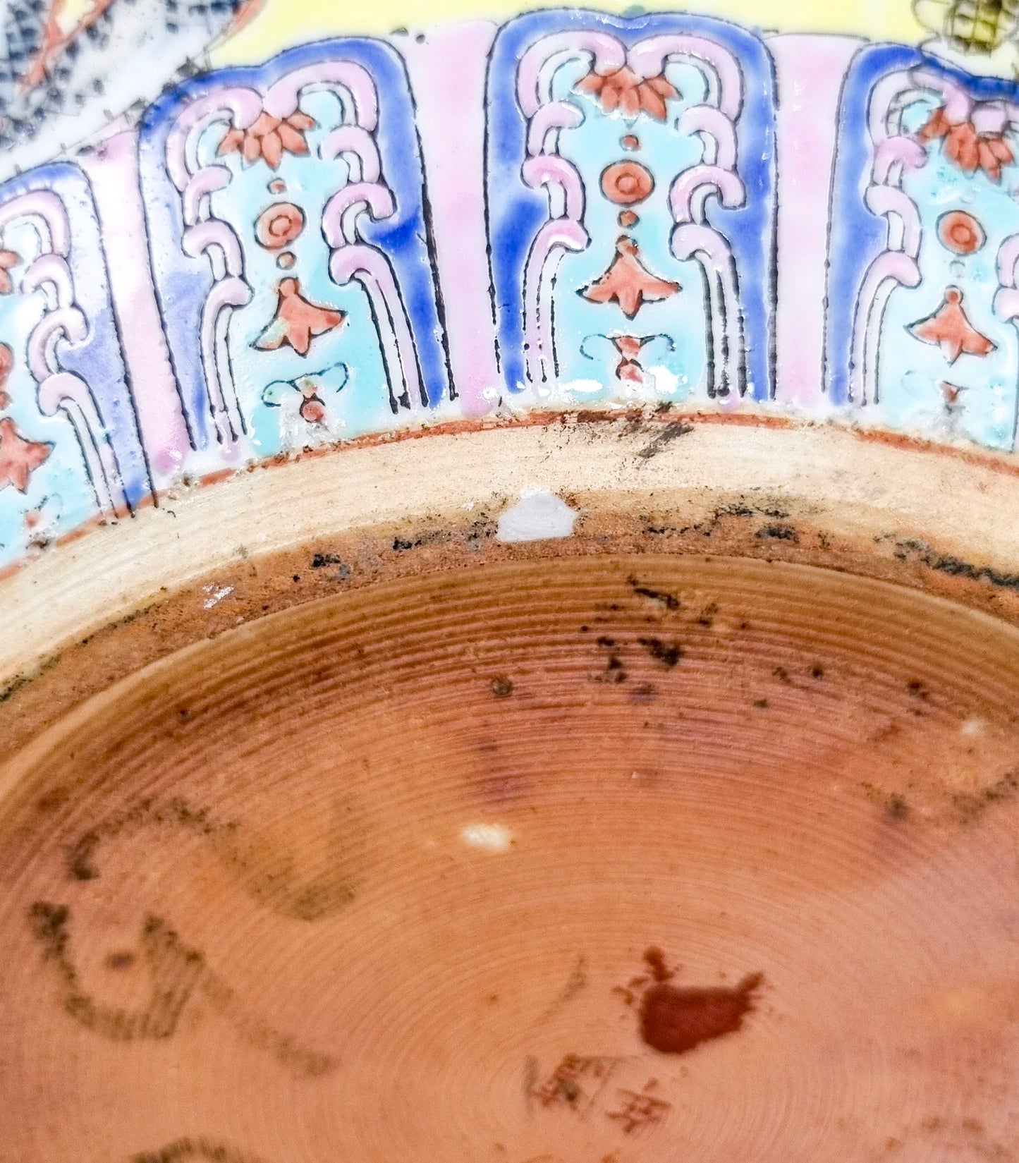 Large Chinese famille jaune porcelain jardinière with dragons and chrysanthemum flowers