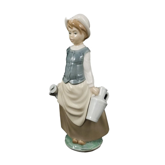 Lladro porcelain milkmaid figurine – “Lecherita Gallarda” model 4939
