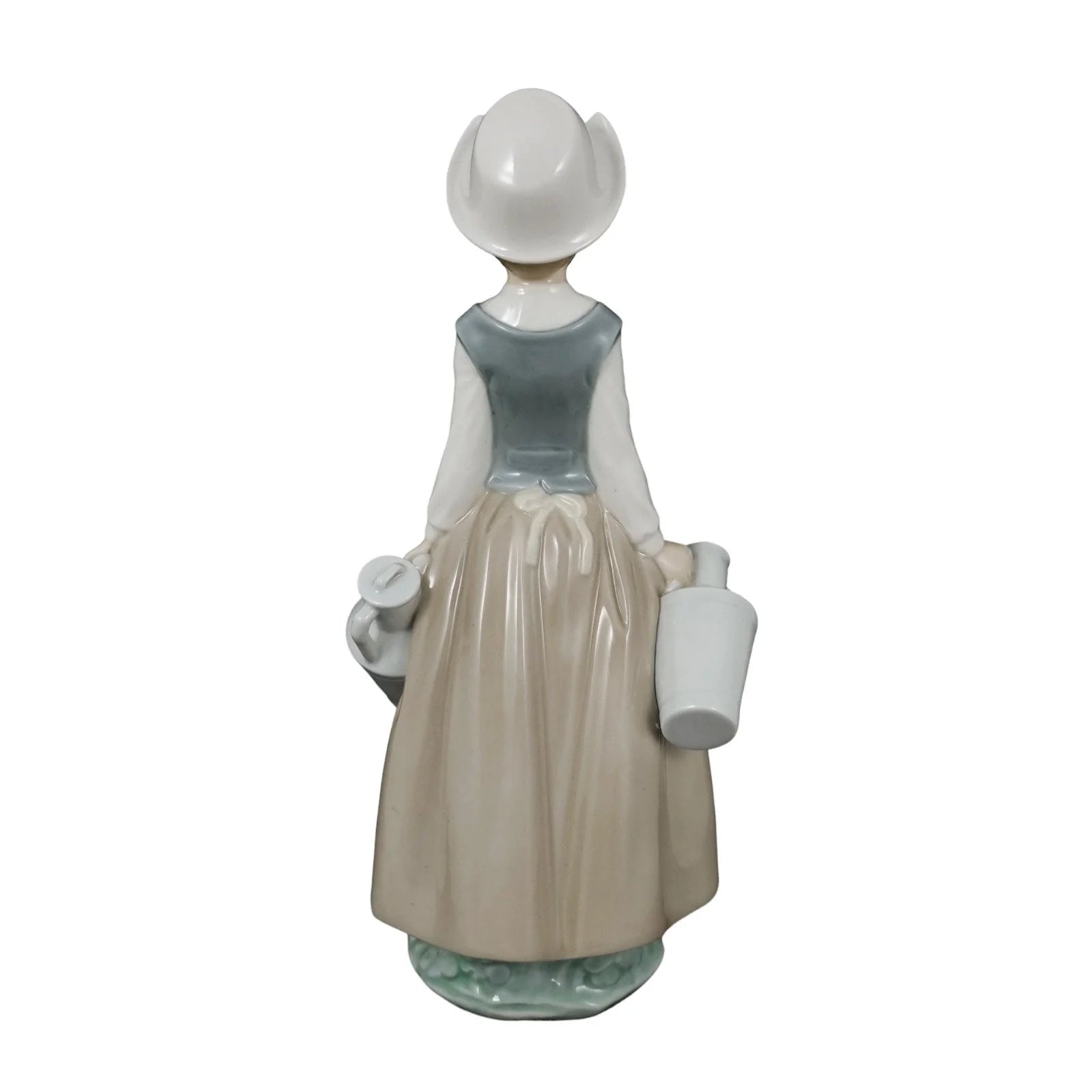Lladro porcelain milkmaid figurine – “Lecherita Gallarda” model 4939