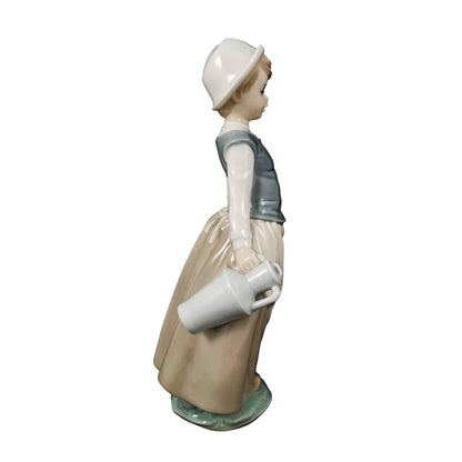 Lladro porcelain milkmaid figurine – “Lecherita Gallarda” model 4939