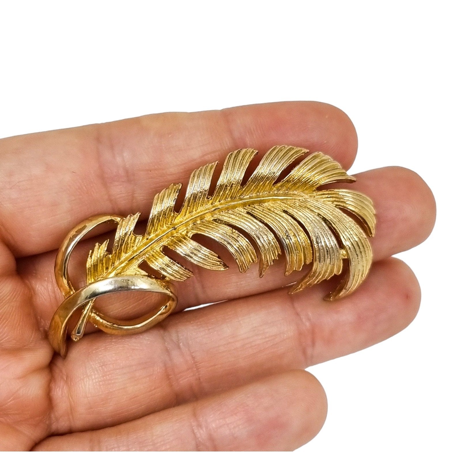 Vintage retro 1950's gold tone Sarah Coventry feather brooch