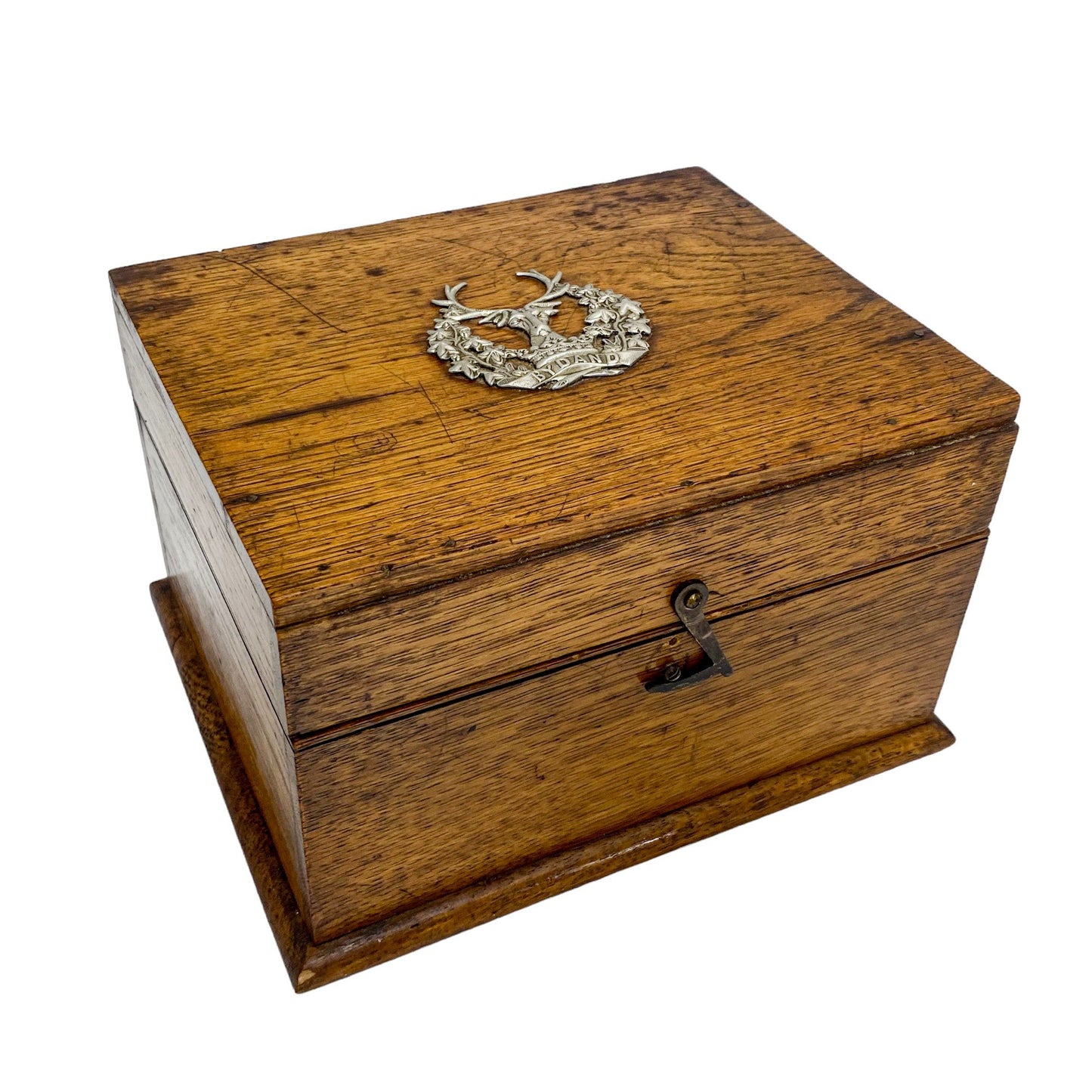 Edwardian WWI officer's oak storage box with Gordon Highlanders regiment stag cap badge