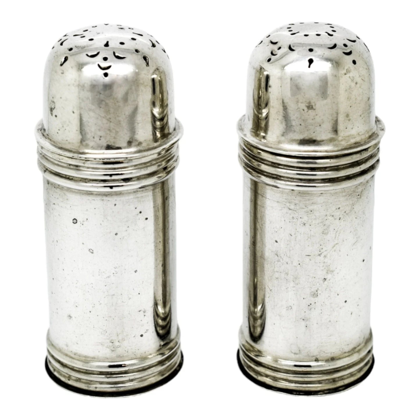Pair of Victorian sterling silver pepper salt shakers with ribbed girdles