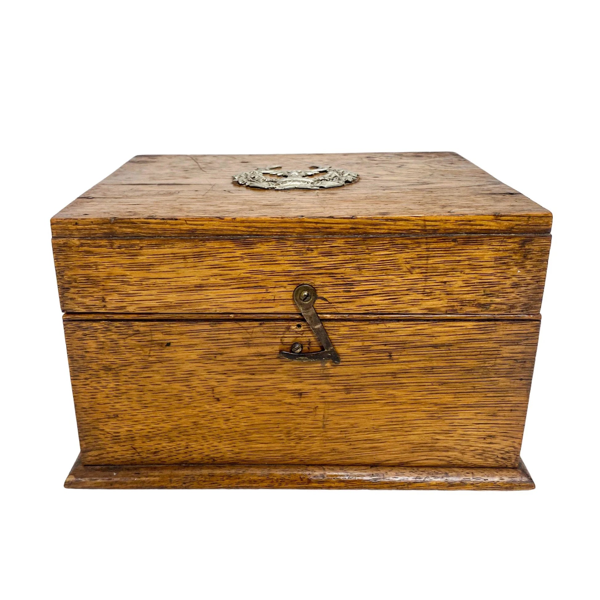 Edwardian WWI officer's oak storage box with Gordon Highlanders regiment stag cap badge