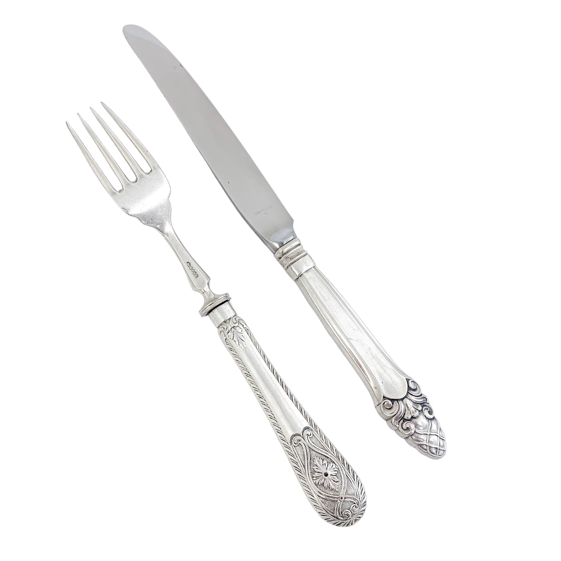Late Victorian Mappin & Webb silver plated 24 piece 12 person fish cutlery set in oak canteen