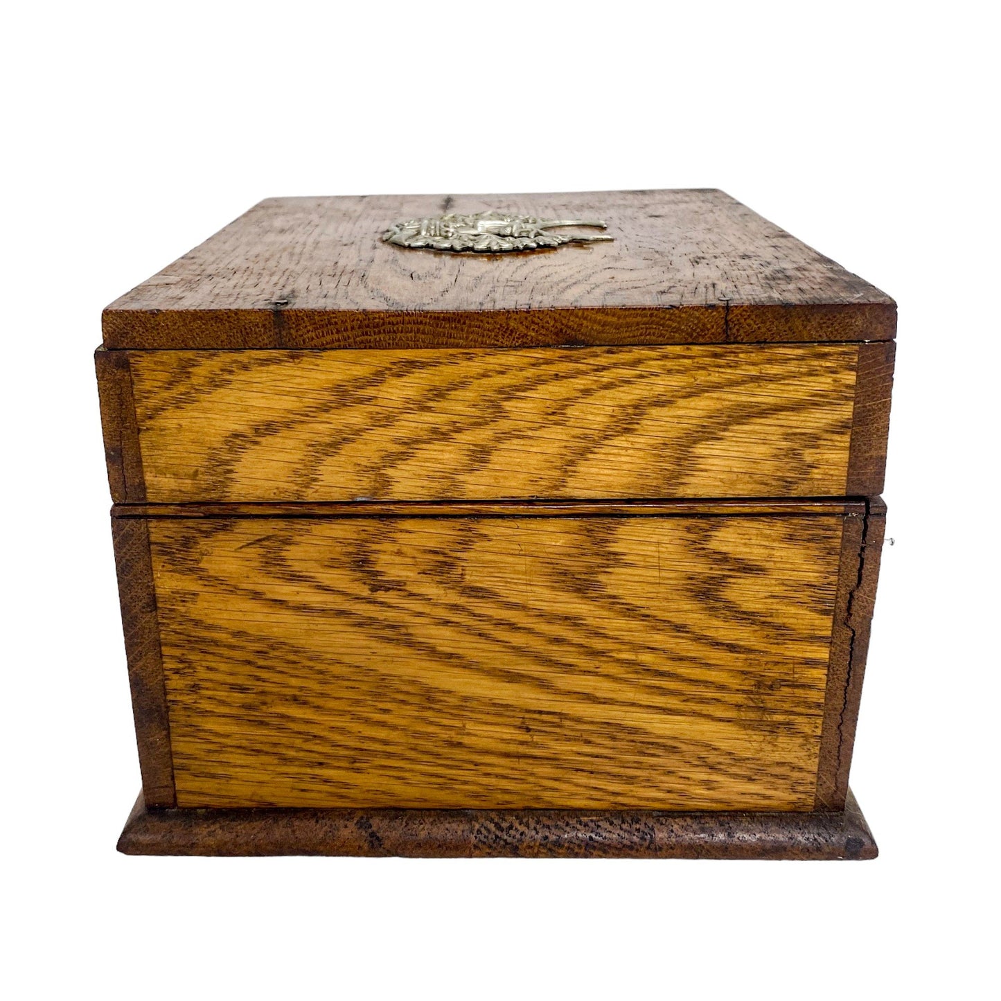 Edwardian WWI officer's oak storage box with Gordon Highlanders regiment stag cap badge