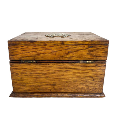 Edwardian WWI officer's oak storage box with Gordon Highlanders regiment stag cap badge