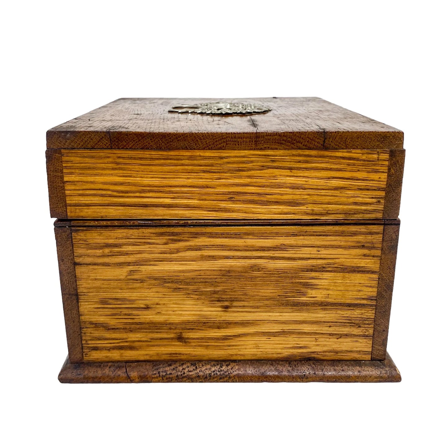 Edwardian WWI officer's oak storage box with Gordon Highlanders regiment stag cap badge