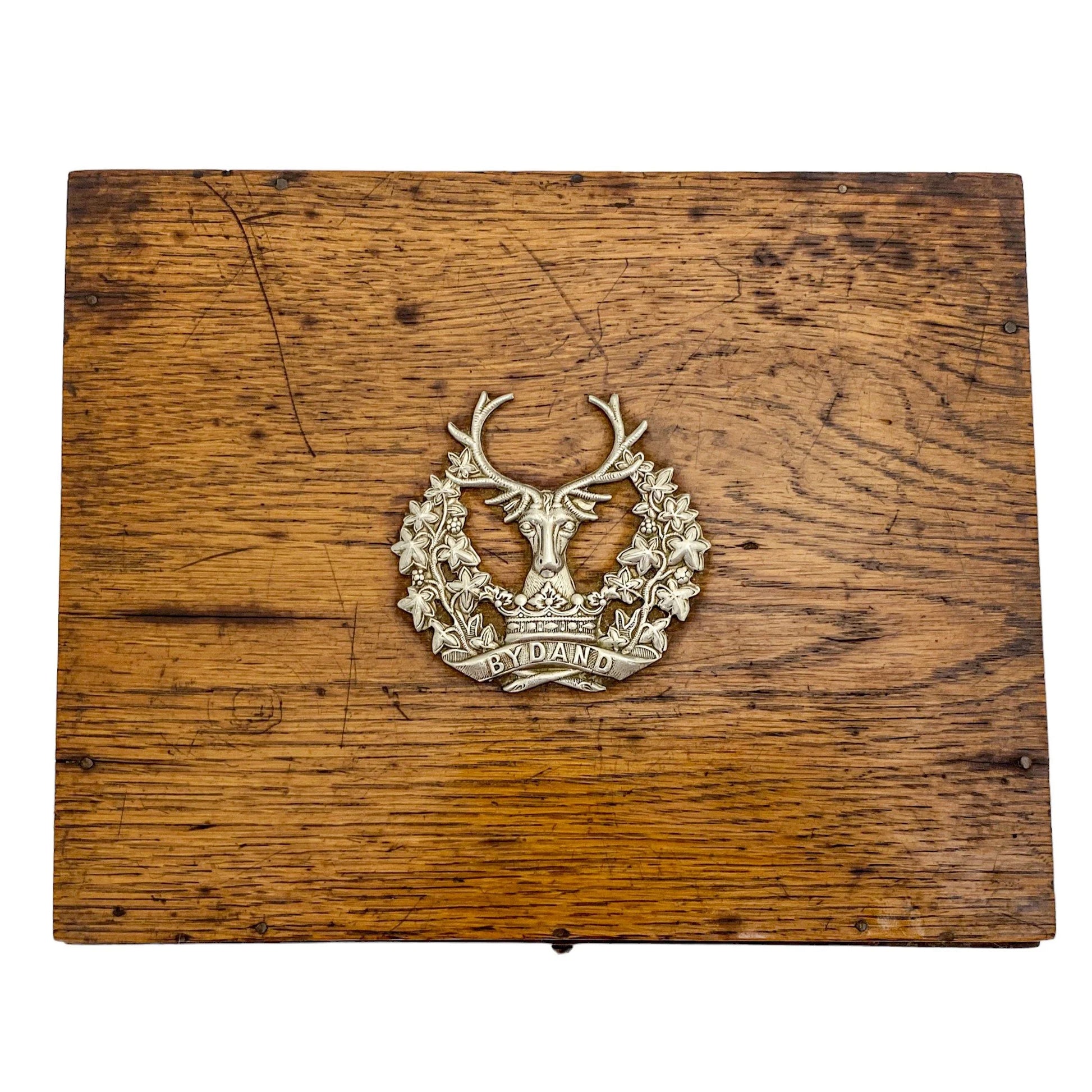 Edwardian WWI officer's oak storage box with Gordon Highlanders regiment stag cap badge