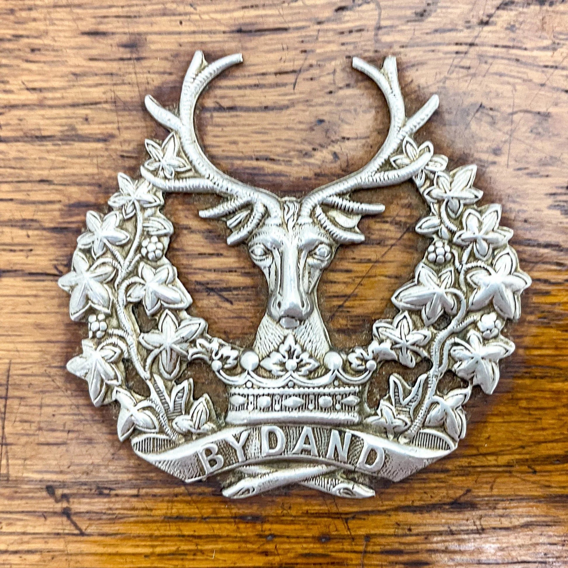 Edwardian WWI officer's oak storage box with Gordon Highlanders regiment stag cap badge