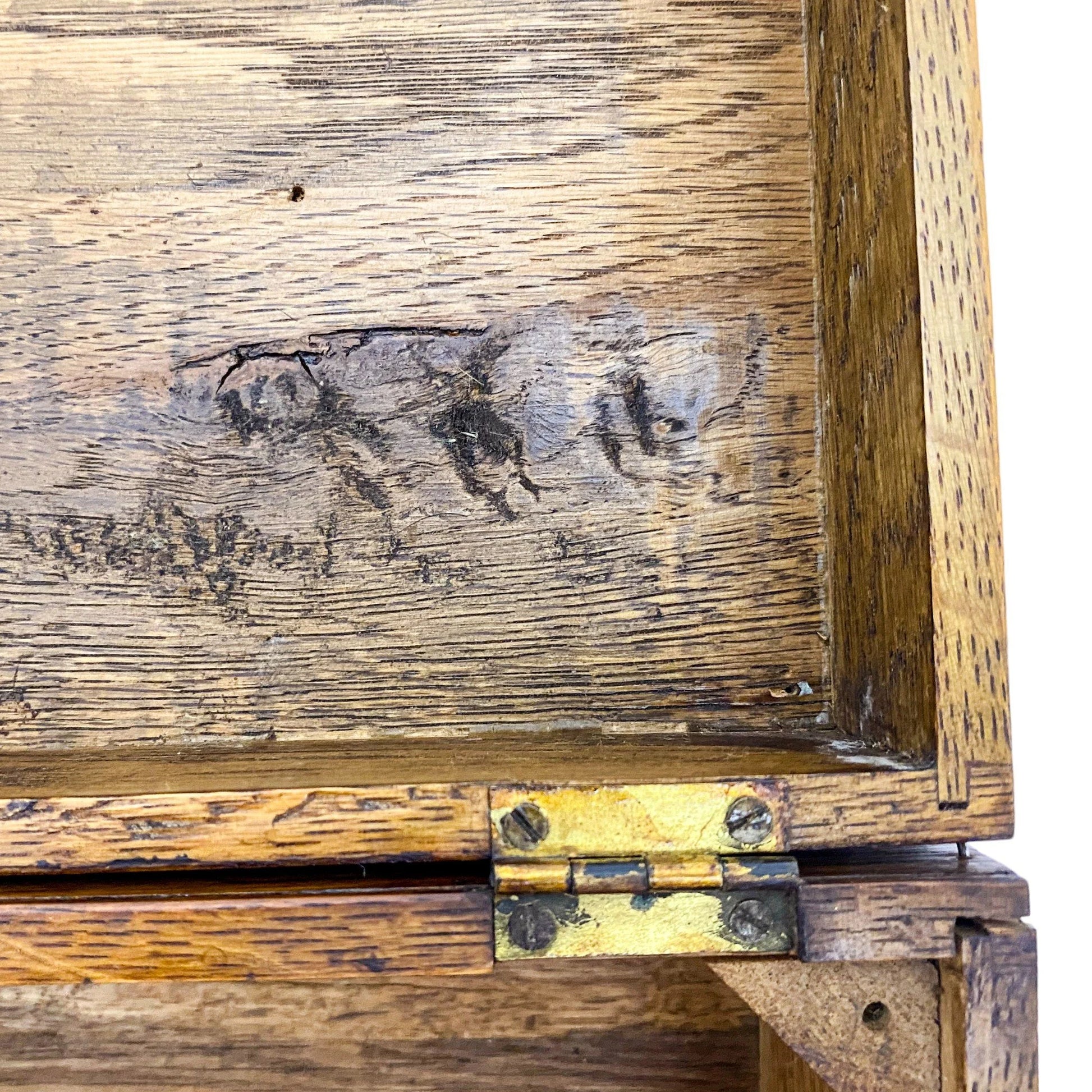 Edwardian WWI officer's oak storage box with Gordon Highlanders regiment stag cap badge