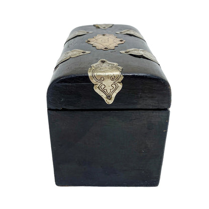 Mid-Victorian domed casket 2-section tea caddy withvglass tumblers and brass plaques