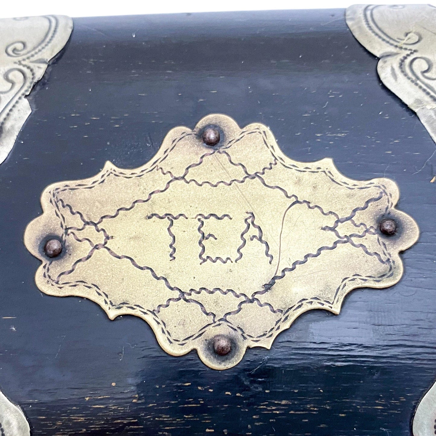 Mid-Victorian domed casket 2-section tea caddy withvglass tumblers and brass plaques