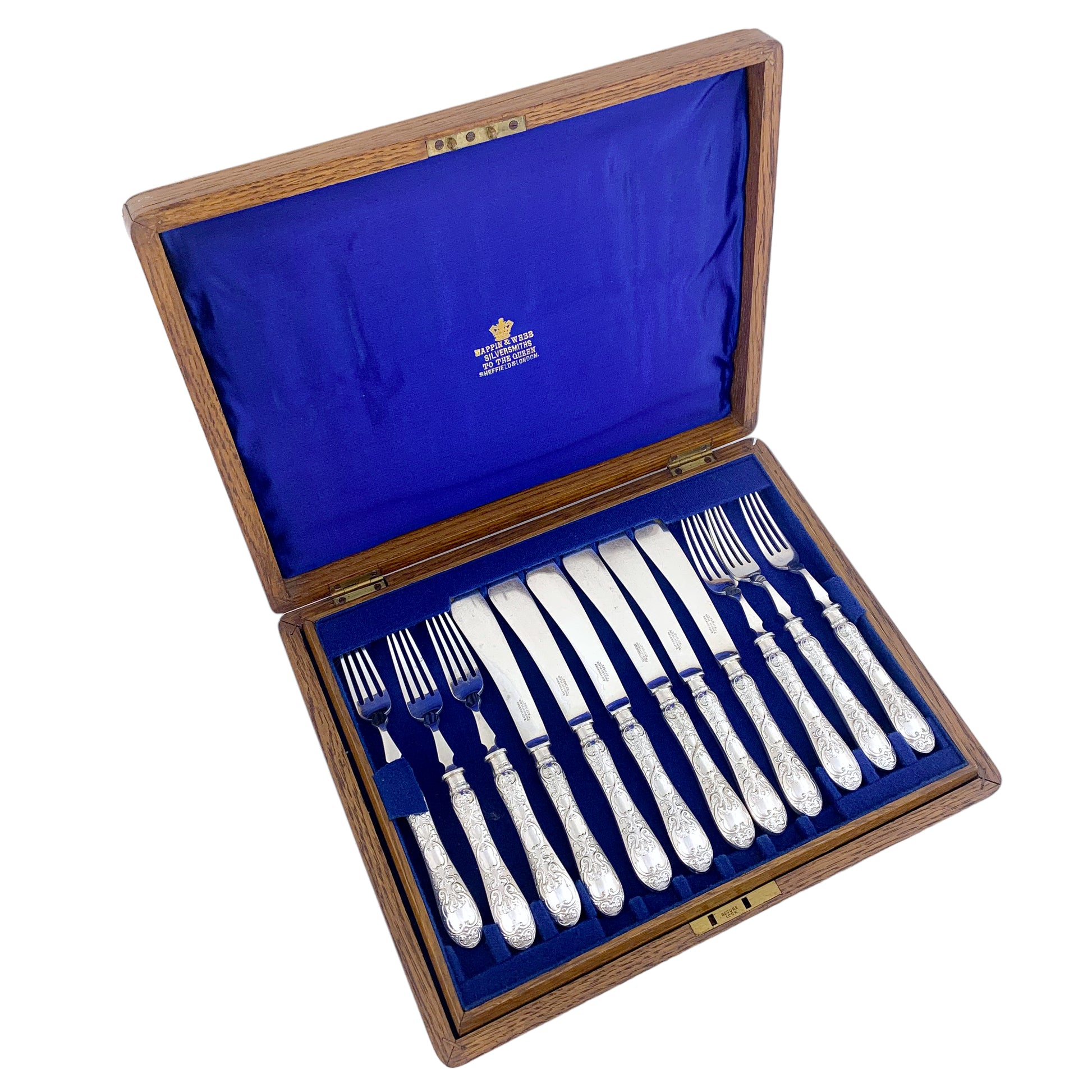 Late Victorian Mappin & Webb silver plated 24 piece 12 person fish cutlery set in oak canteen