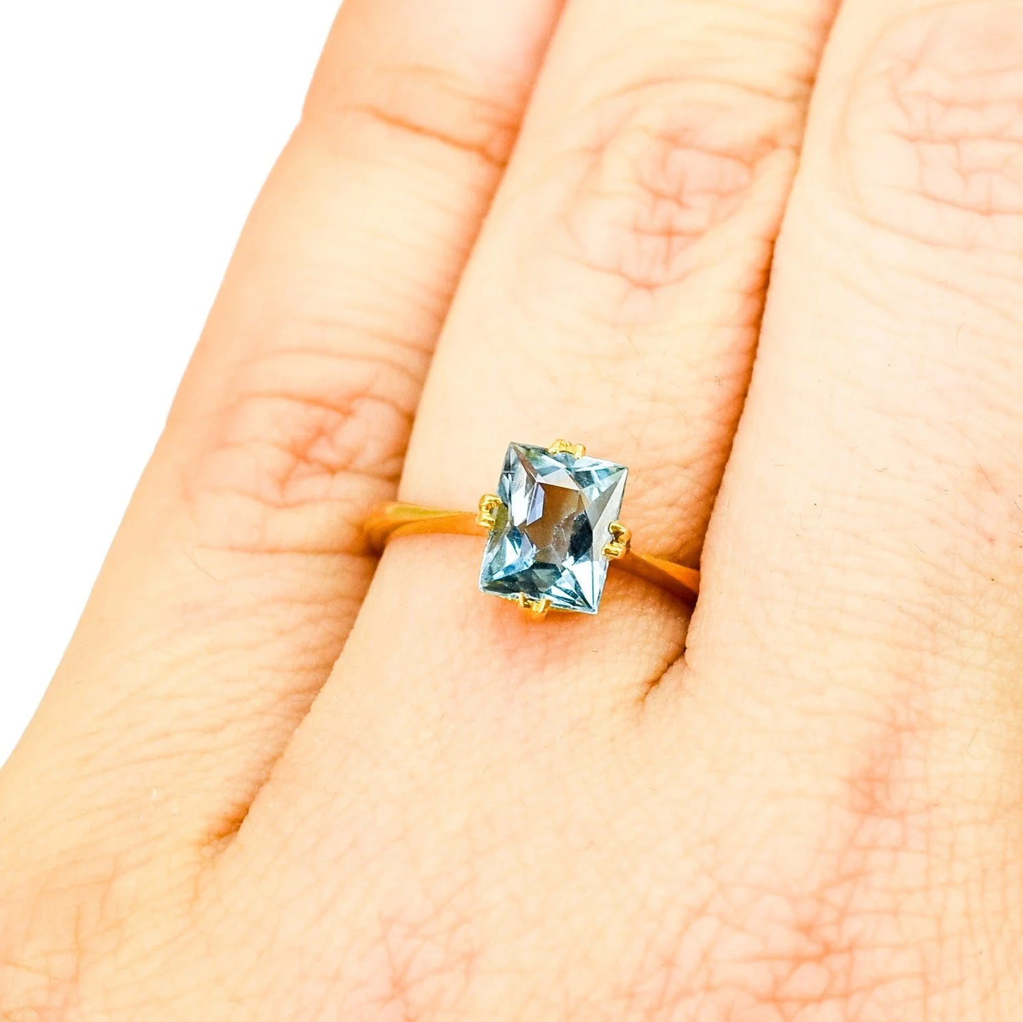 Antique 1.35 ct aquamarine solitaire ring in 22 ct yellow gold, size K ½