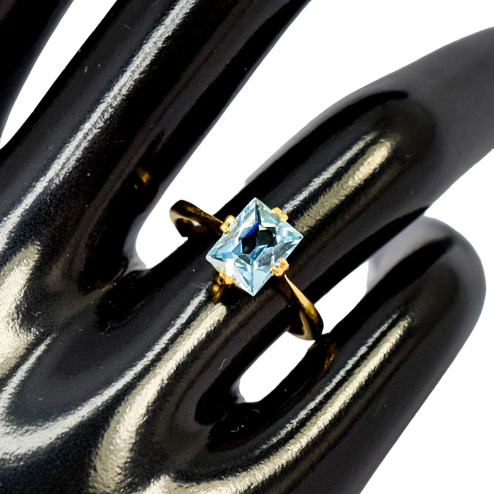 Antique 1.35 ct aquamarine solitaire ring in 22 ct yellow gold, size K ½