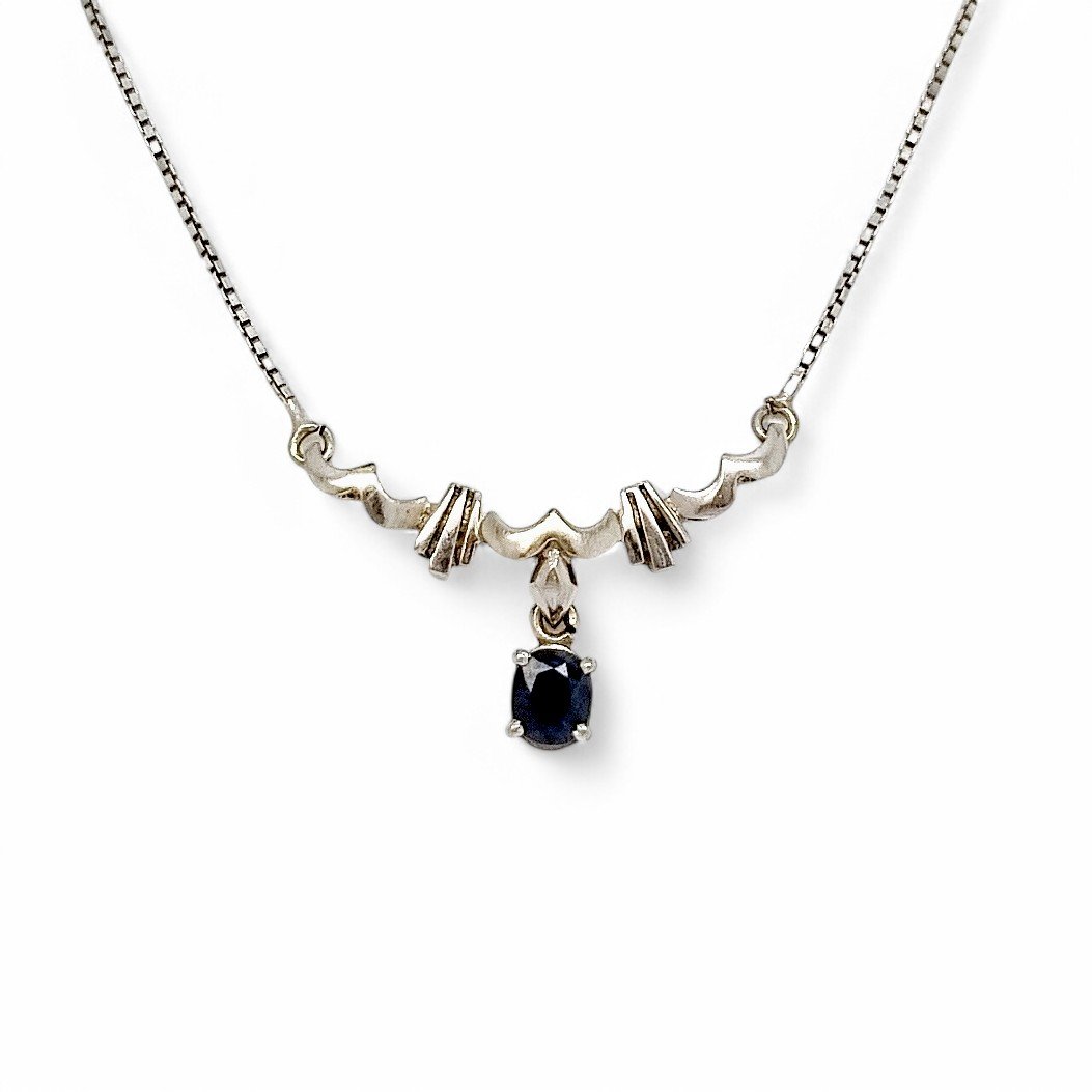 18ct white gold Art Deco Italian necklace with 0.50 ct oval sapphire and sculptural fluted centre, hallmarked 750