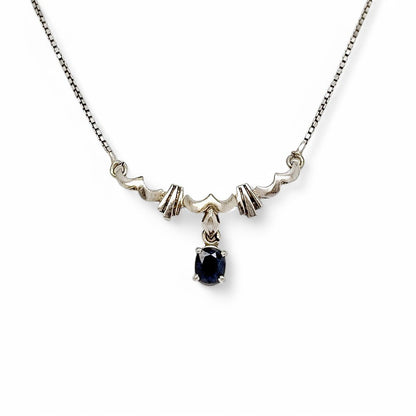 18ct white gold Art Deco Italian necklace with 0.50 ct oval sapphire and sculptural fluted centre, hallmarked 750