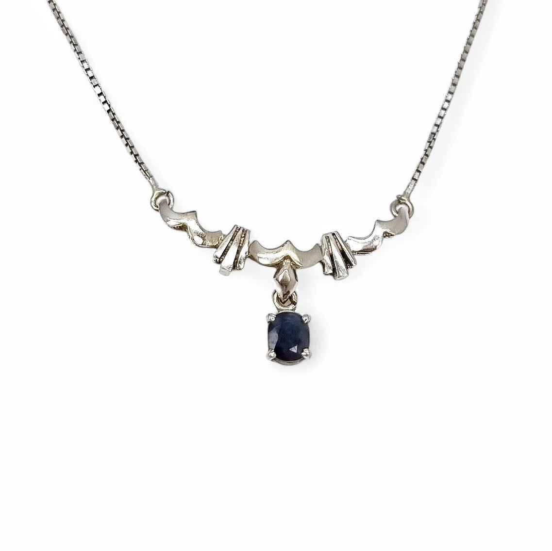 18ct white gold Art Deco Italian necklace with 0.50 ct oval sapphire and sculptural fluted centre, hallmarked 750