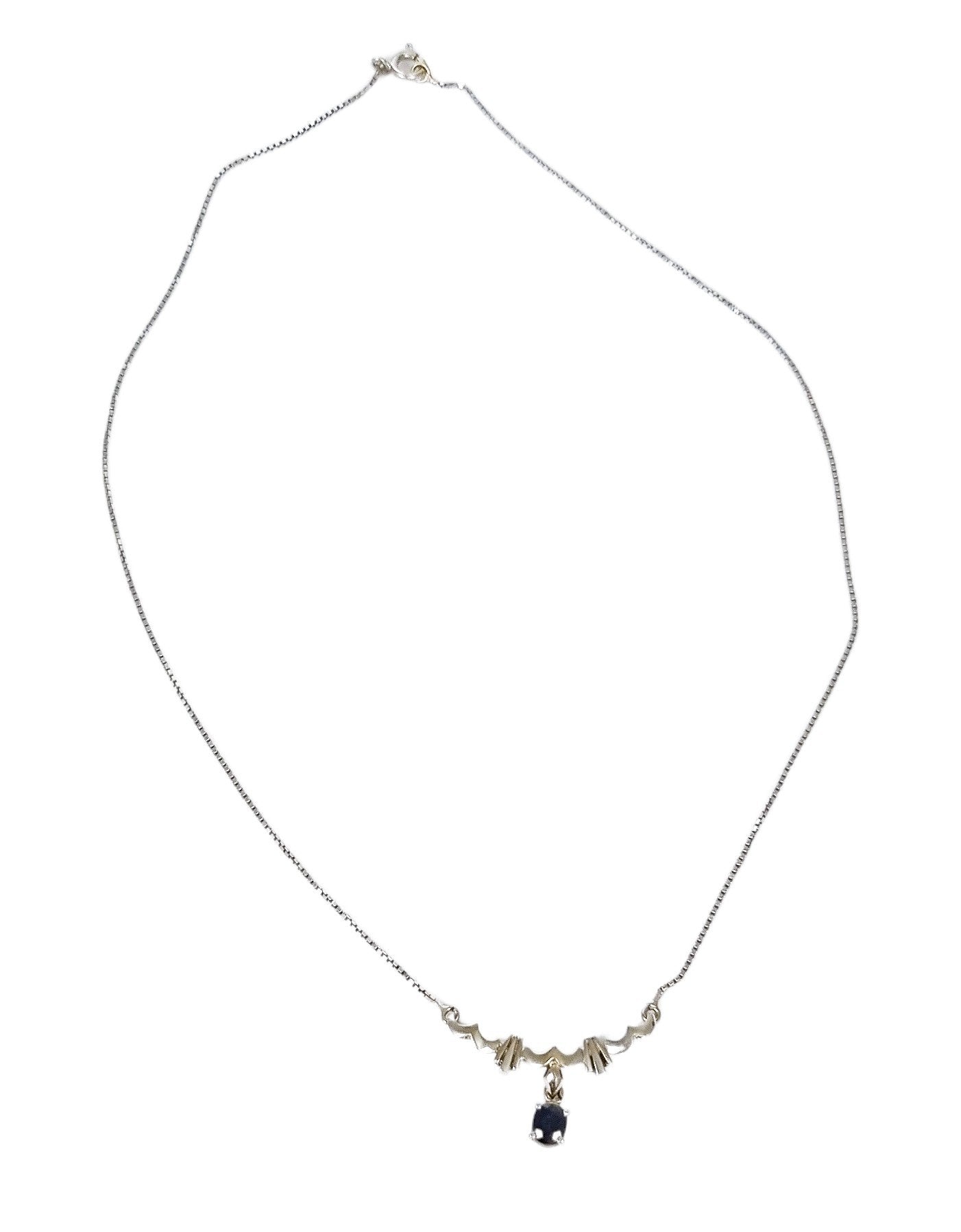 18ct white gold Art Deco Italian necklace with 0.50 ct oval sapphire and sculptural fluted centre, hallmarked 750
