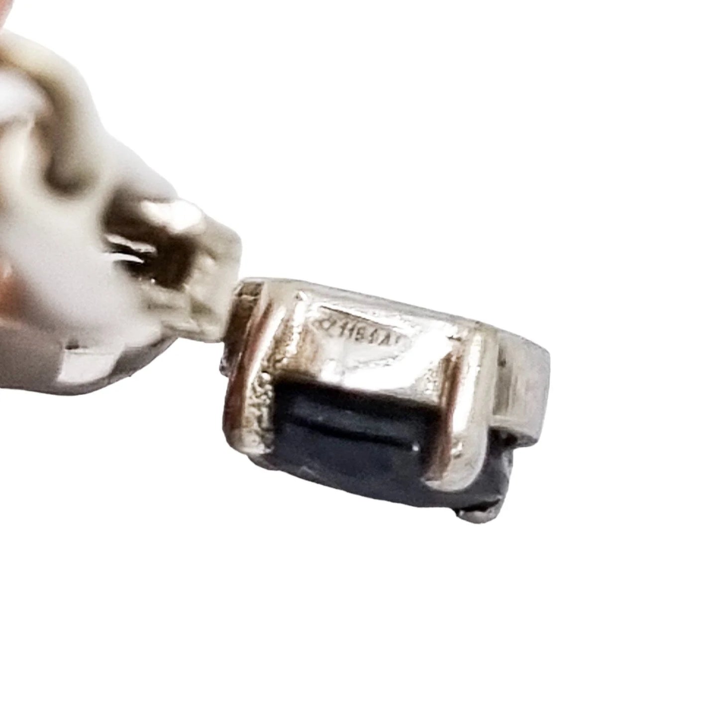 18ct white gold Art Deco Italian necklace with 0.50 ct oval sapphire and sculptural fluted centre, hallmarked 750