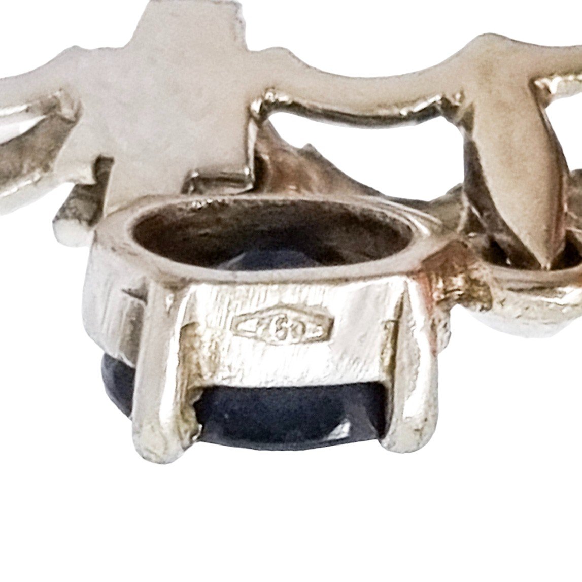18ct white gold Art Deco Italian necklace with 0.50 ct oval sapphire and sculptural fluted centre, hallmarked 750
