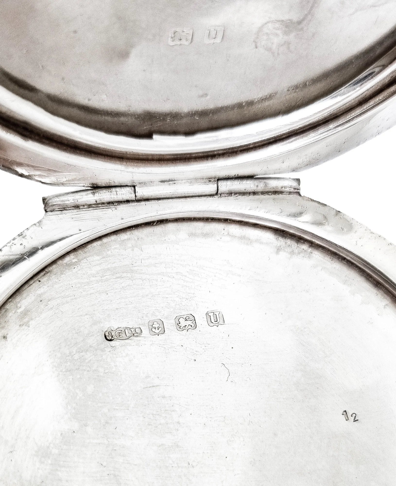 Art Deco sterling silver engine-turned powder compact case, vacant cartouche