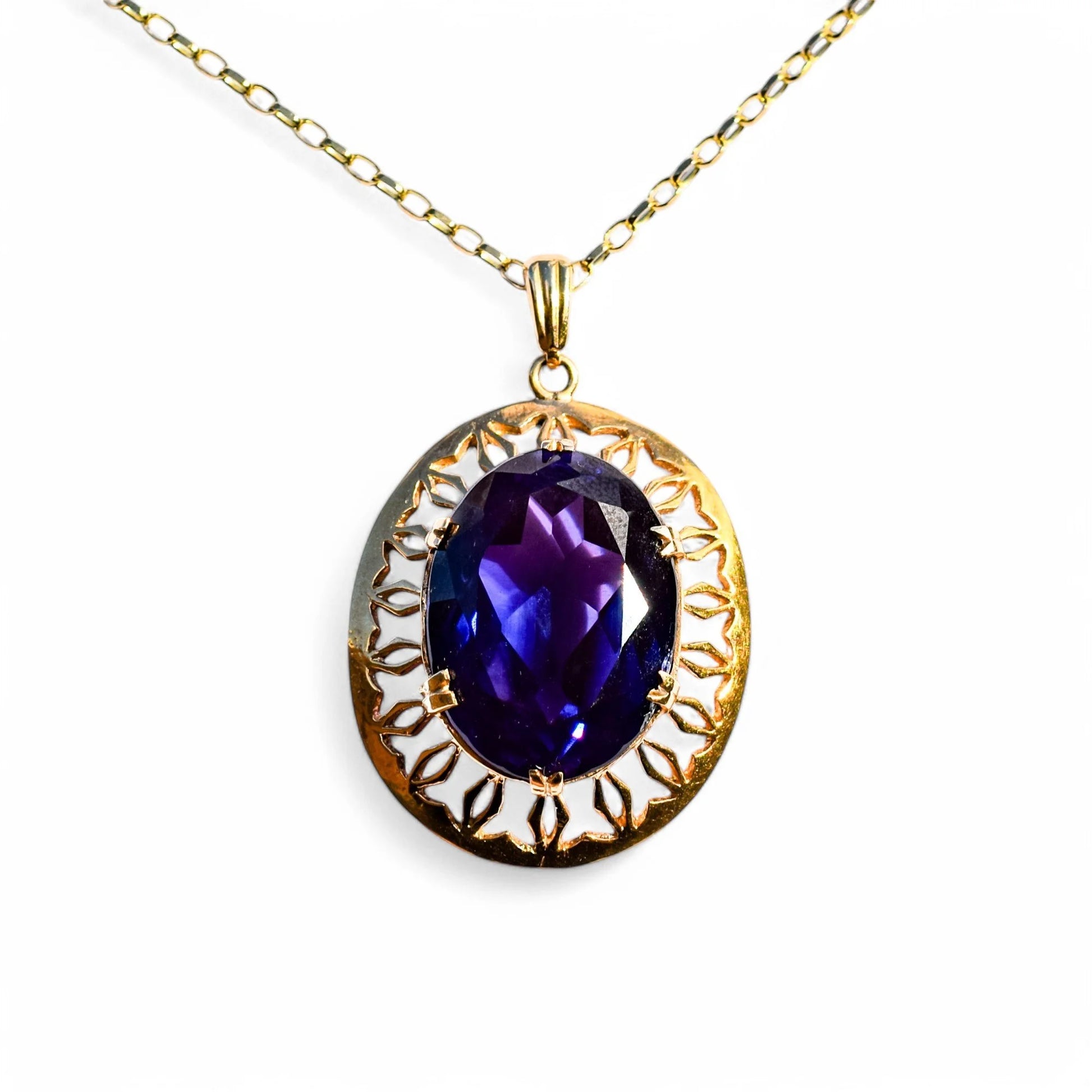 Vintage 9ct gold pendant necklace with 23ct colour-change sapphire, Romantic Revival design, 1970