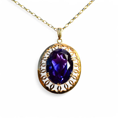 Vintage 9ct gold pendant necklace with 23ct colour-change sapphire, Romantic Revival design, 1970