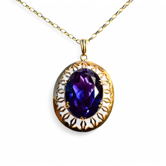 Vintage 9ct gold pendant necklace with 23ct colour-change sapphire, Romantic Revival design, 1970