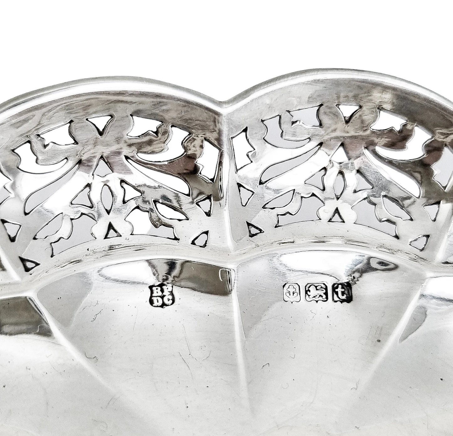 Art Nouveau sterling silver oval bonbon basket snack bowl on cast feet, pierced with scrolls