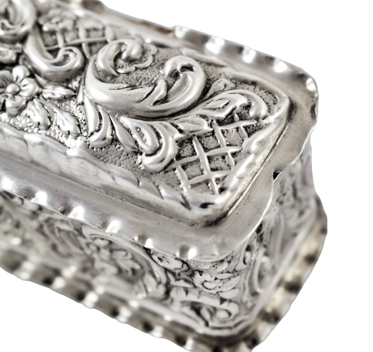 Victorian sterling silver dressing table snuff box embossed with Art Nouveau scrolls