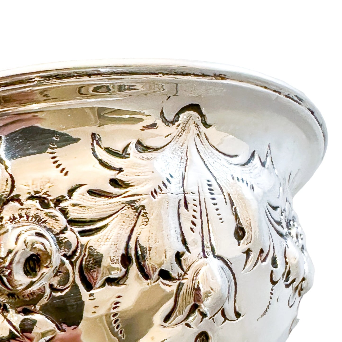 George III sterling silver embossed sweetmeat / sugar bowl, 1709