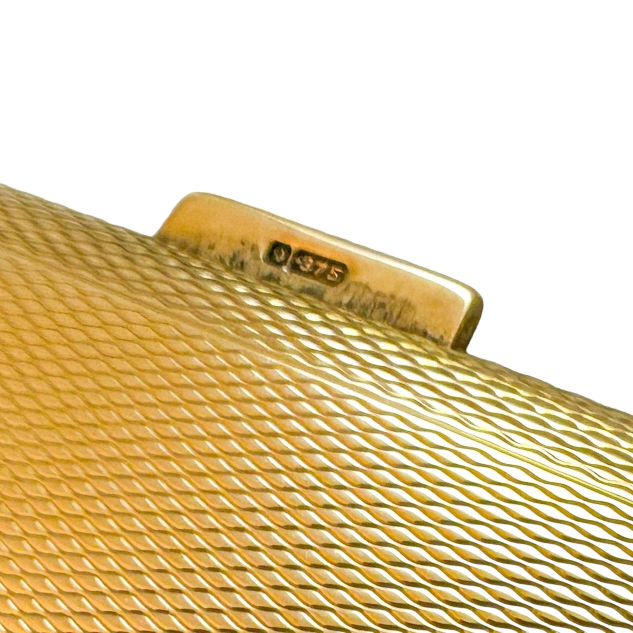 Art Deco 9 kt yellow gold large engine-turned bevelled cigarette case, 93 g