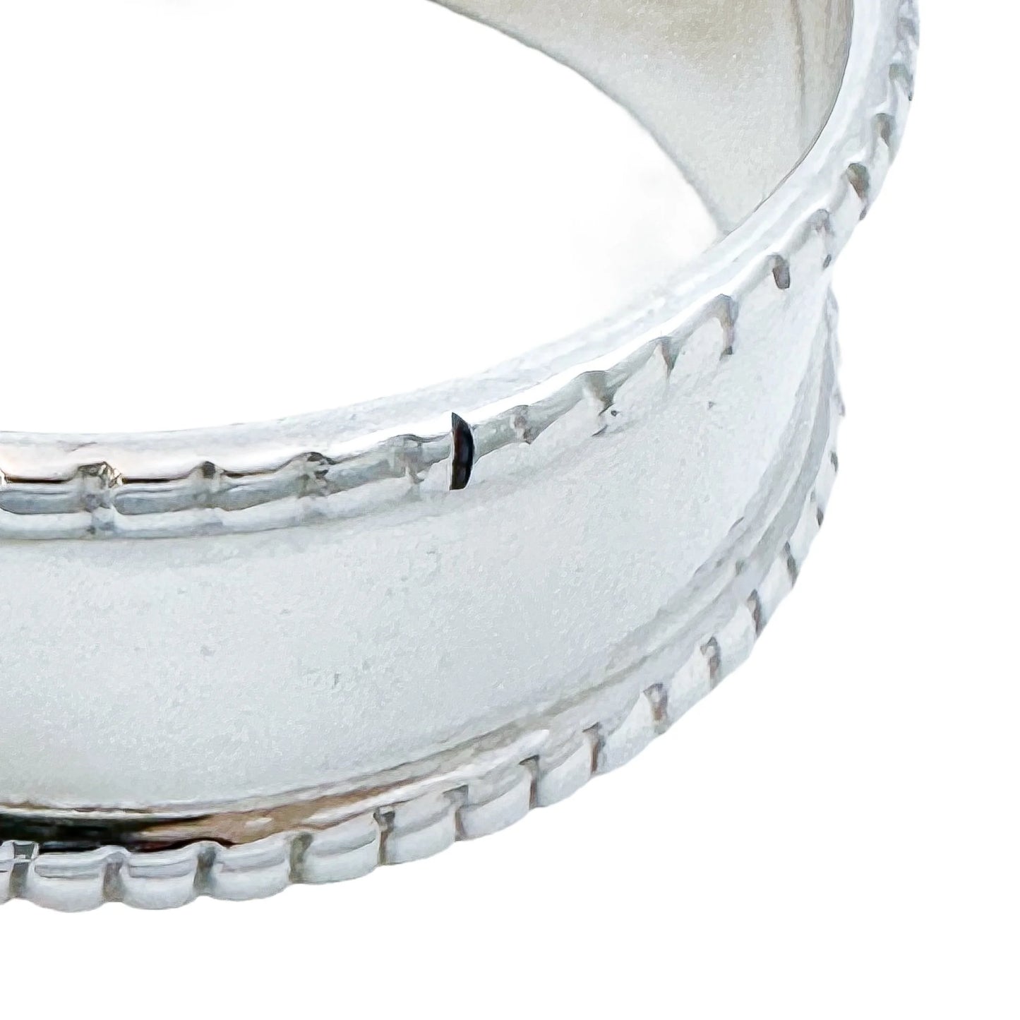 Vintage classic design boxed sterling silver napkin ring with beaded border