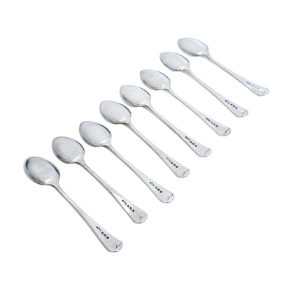 George V cased set of 8 sterling silver tea or coffee spoons, bright cut with flowers