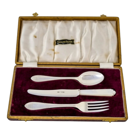 George V sterling silver three-piece Christening set with mother-of-pearl knife, fitted case